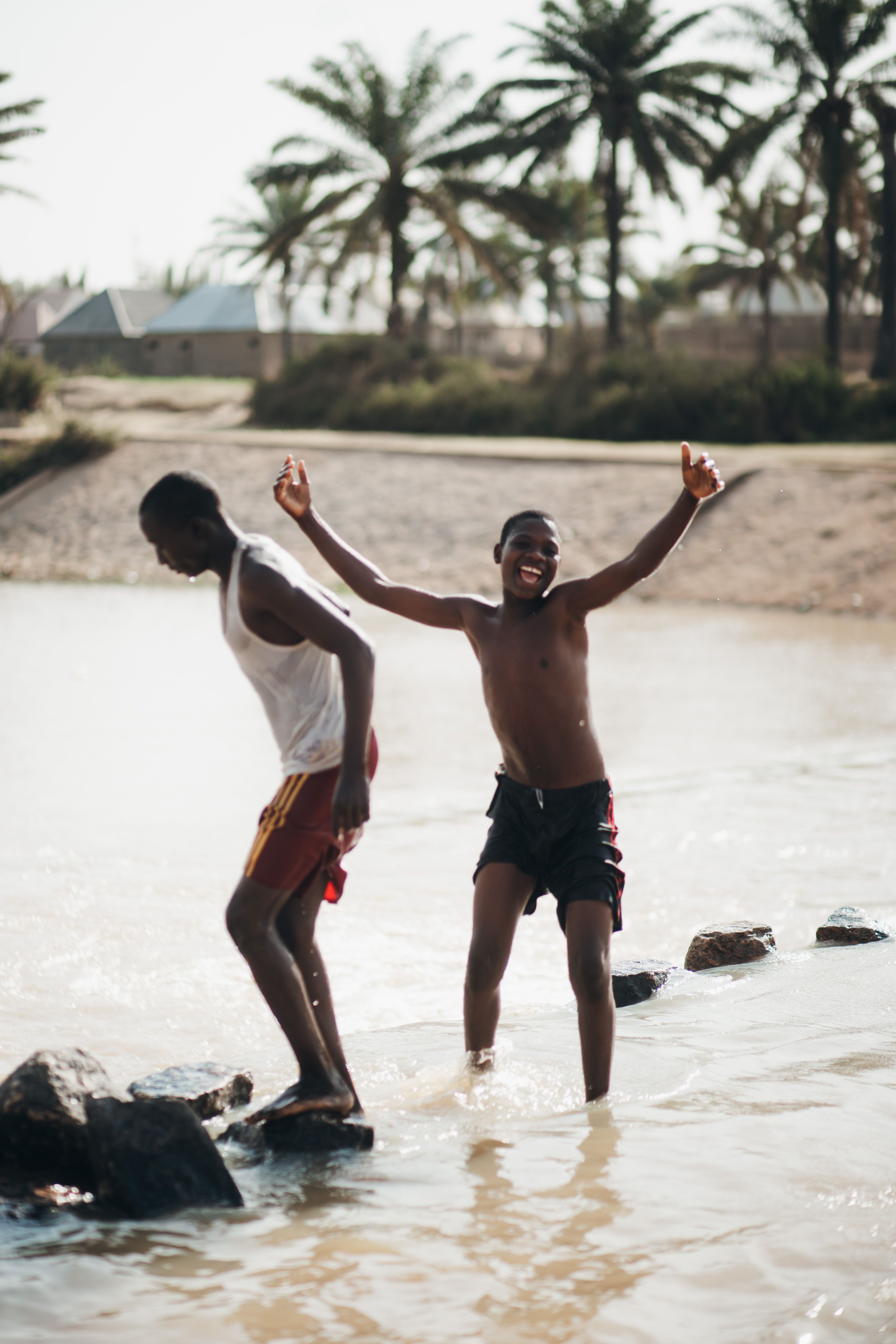 Niños Alegres Jugando En Un Río Iluminado Por El Sol · Foto de stock ...