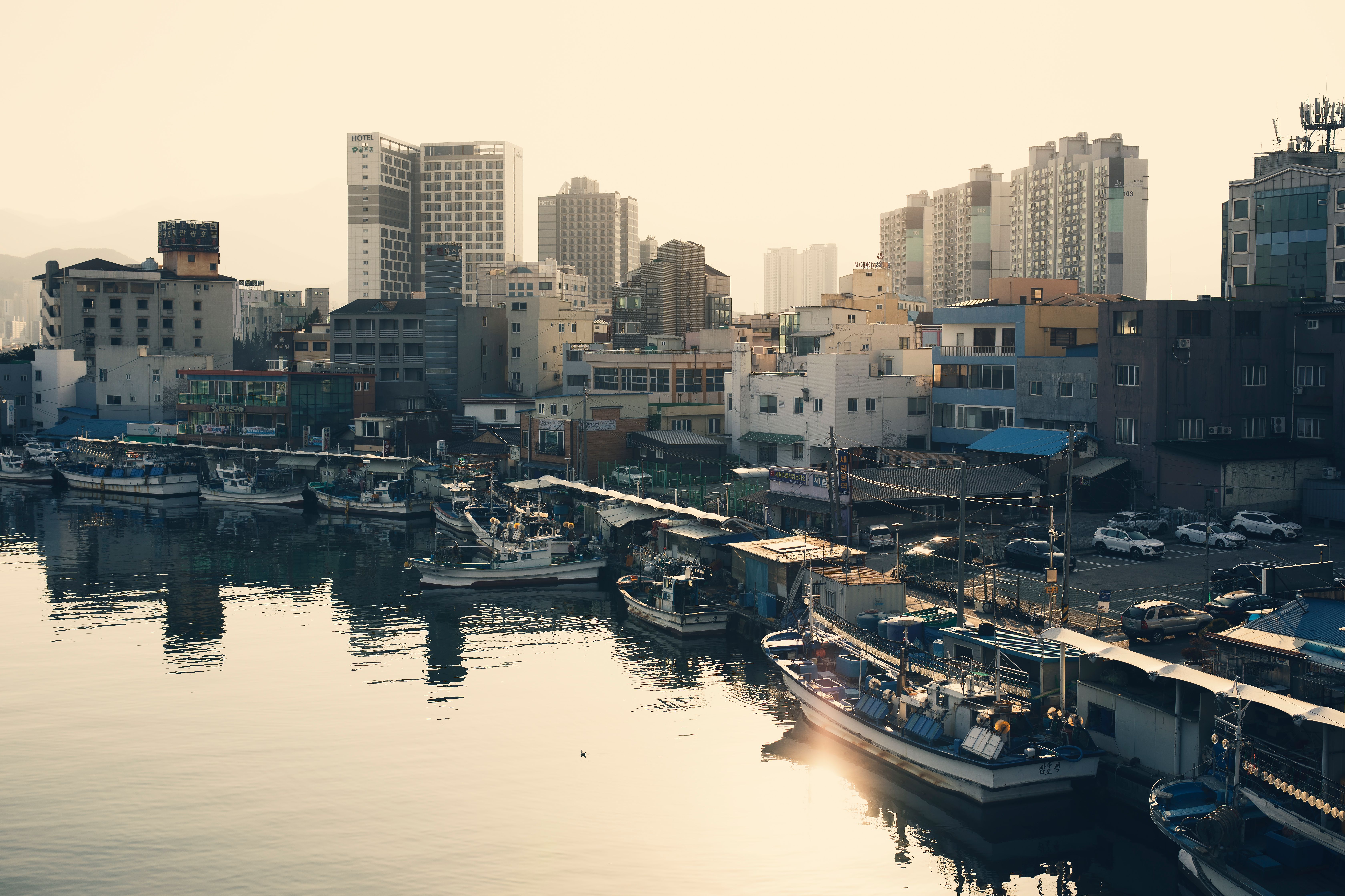 Busan havenfront met moderne skyline 2