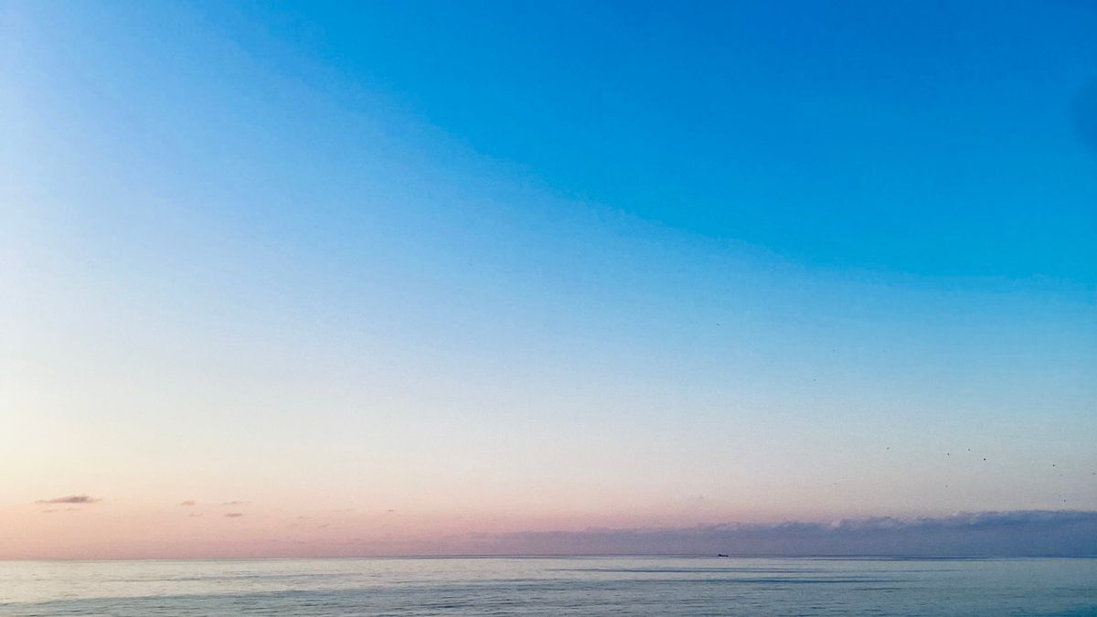 夜明けの穏やかな海と水平線