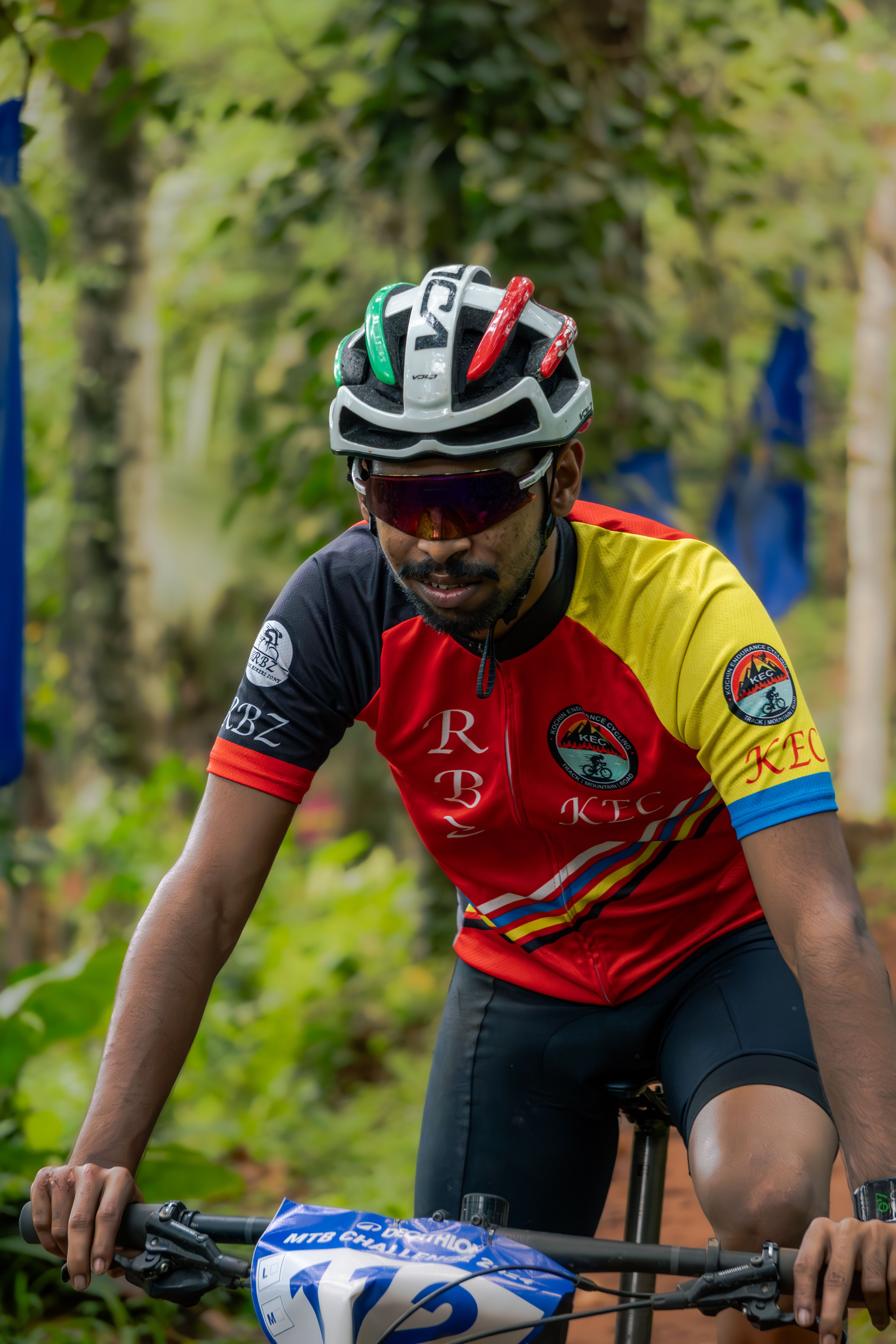 Ciclista competindo em prova de mountain bike na trilha