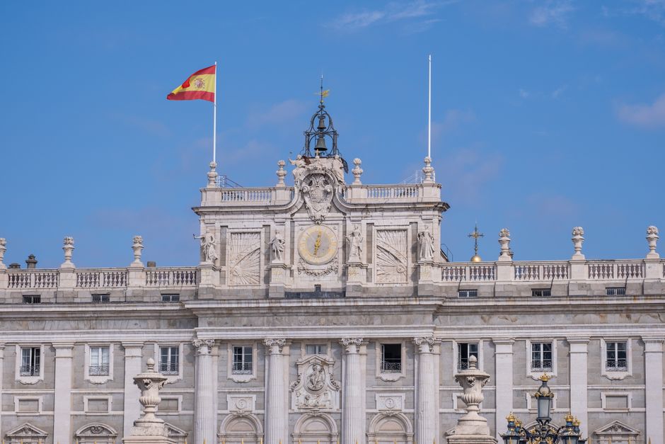 Vista detallada de la fachada del Palacio Real en Madrid bajo un cielo despejado.