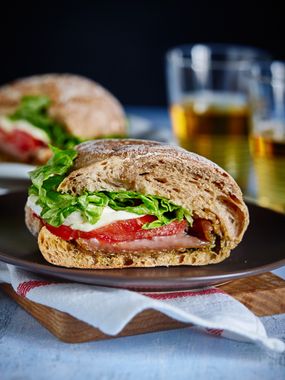 Sanduíche caprese com tomate fresco, muçarela e manjericão — combinação clássica com vinagre balsâmico