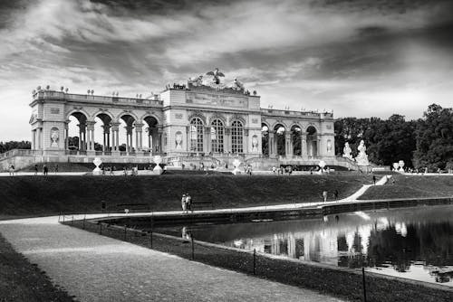 Gratis Fotografía En Escala De Grises Del Palacio De Schönbrunn Foto de stock