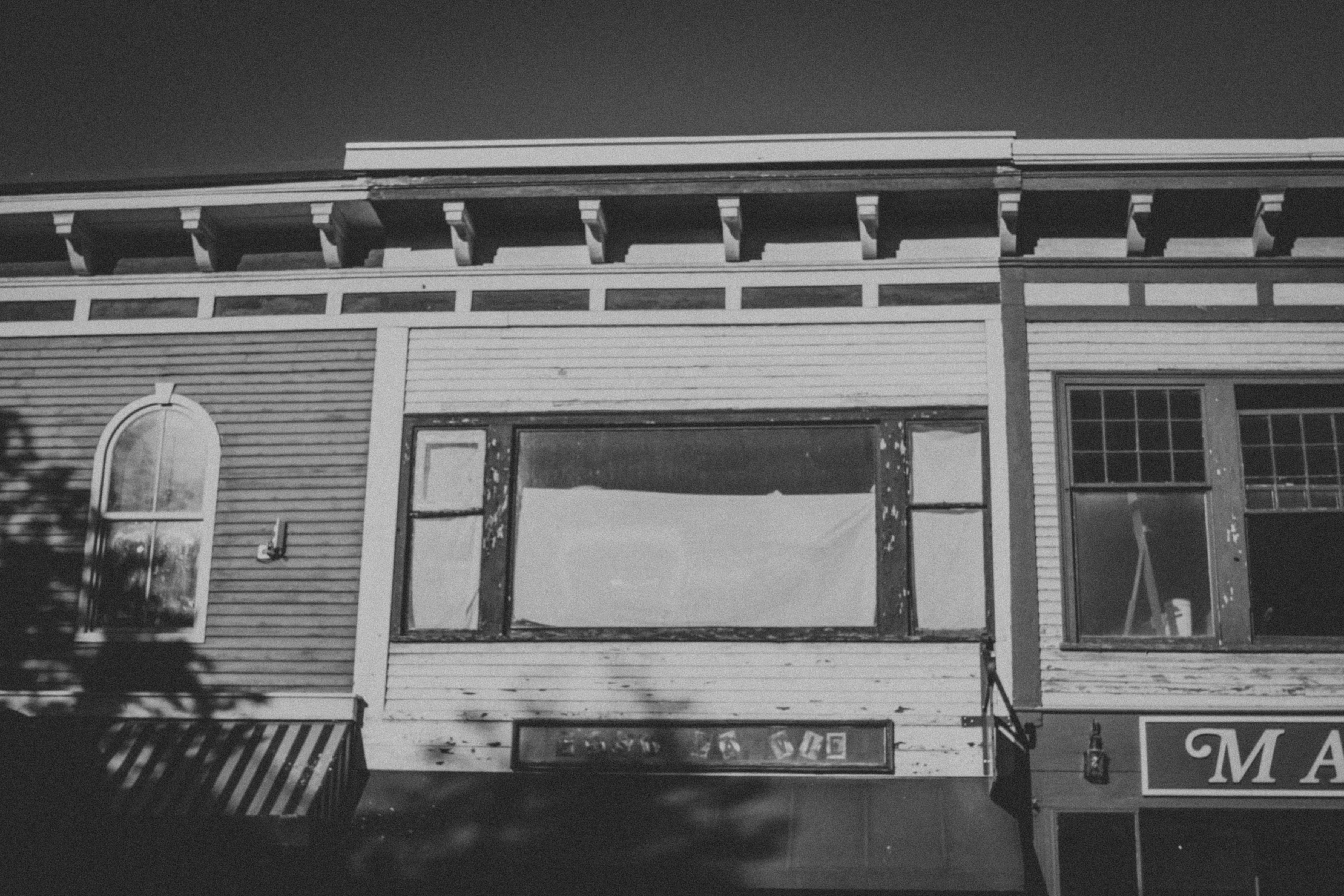 Fachada De Edificio Vintage En Blanco Y Negro · Foto de stock gratuita