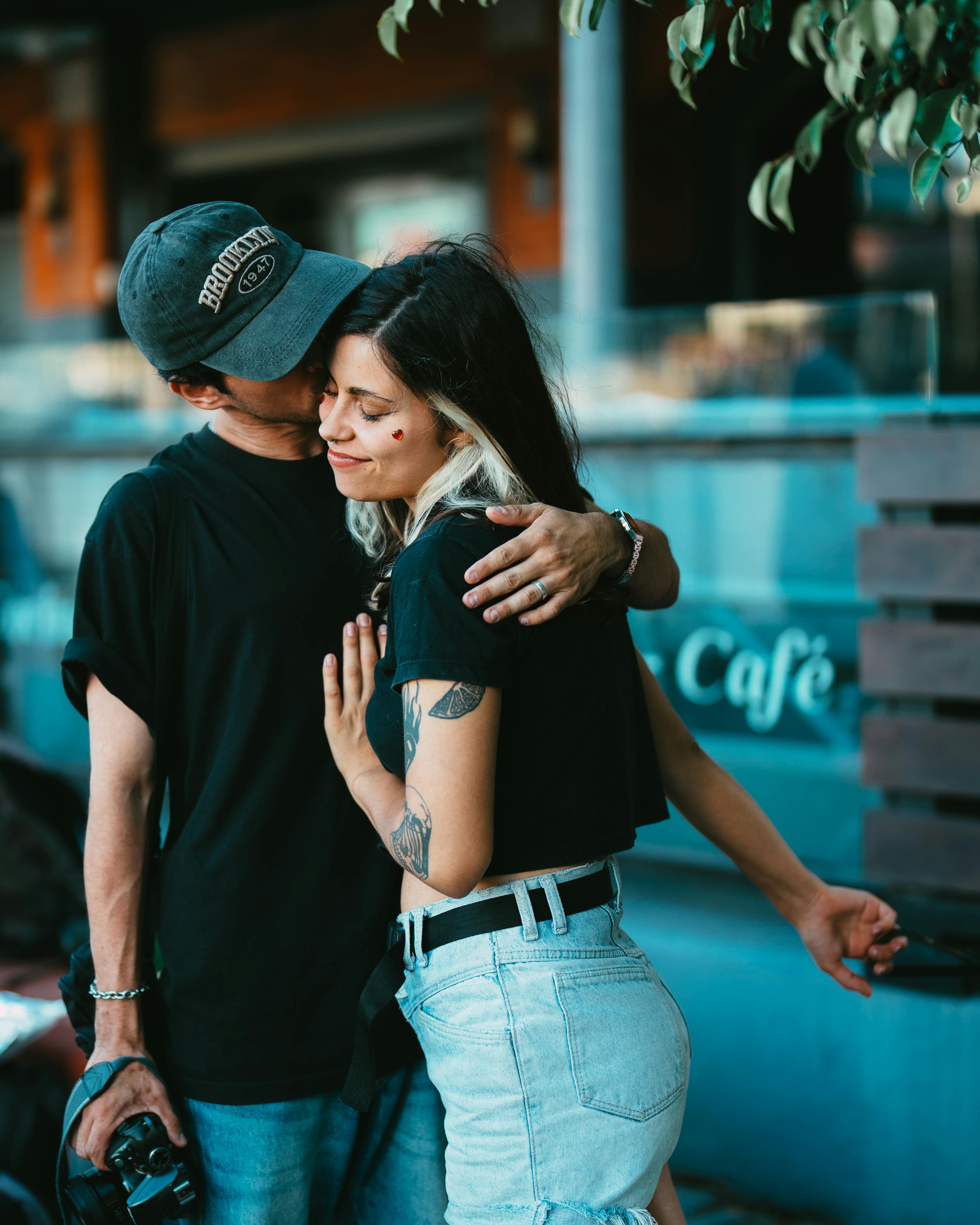 A couple embraces affectionately outside a café in Buenos Aires. Love and tenderness are in the air.