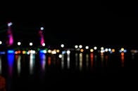 安佩拉桥的灯光在水面反射出模糊的散景效果