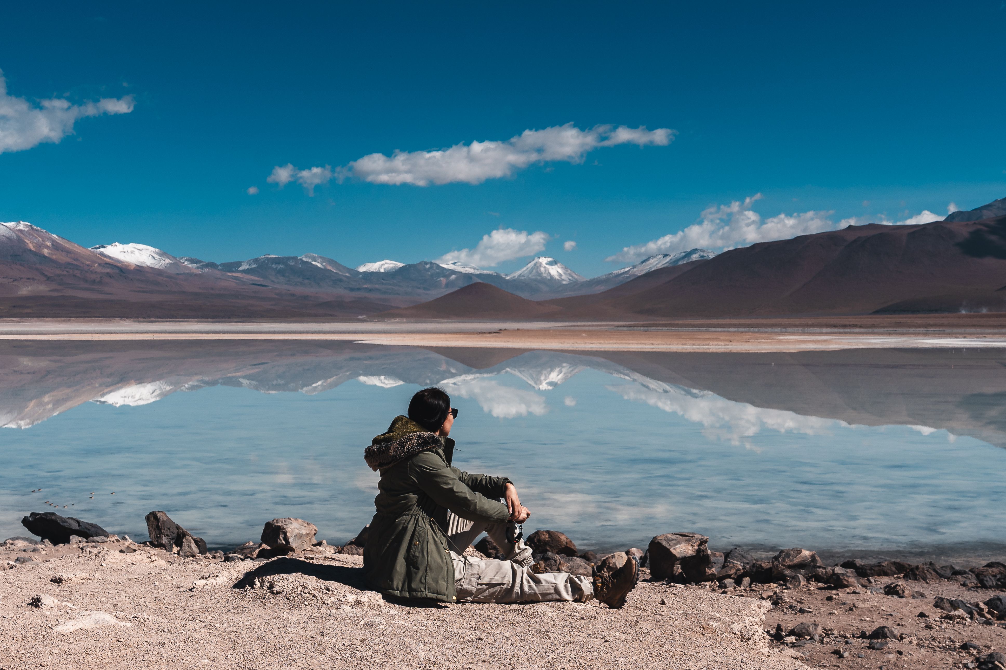 Dicas de conectividade na Bolívia — como usar eSIM no Salar de Uyuni Viajante usando celular com eSIM durante passeio no Salar de Uyuni na Bolívia