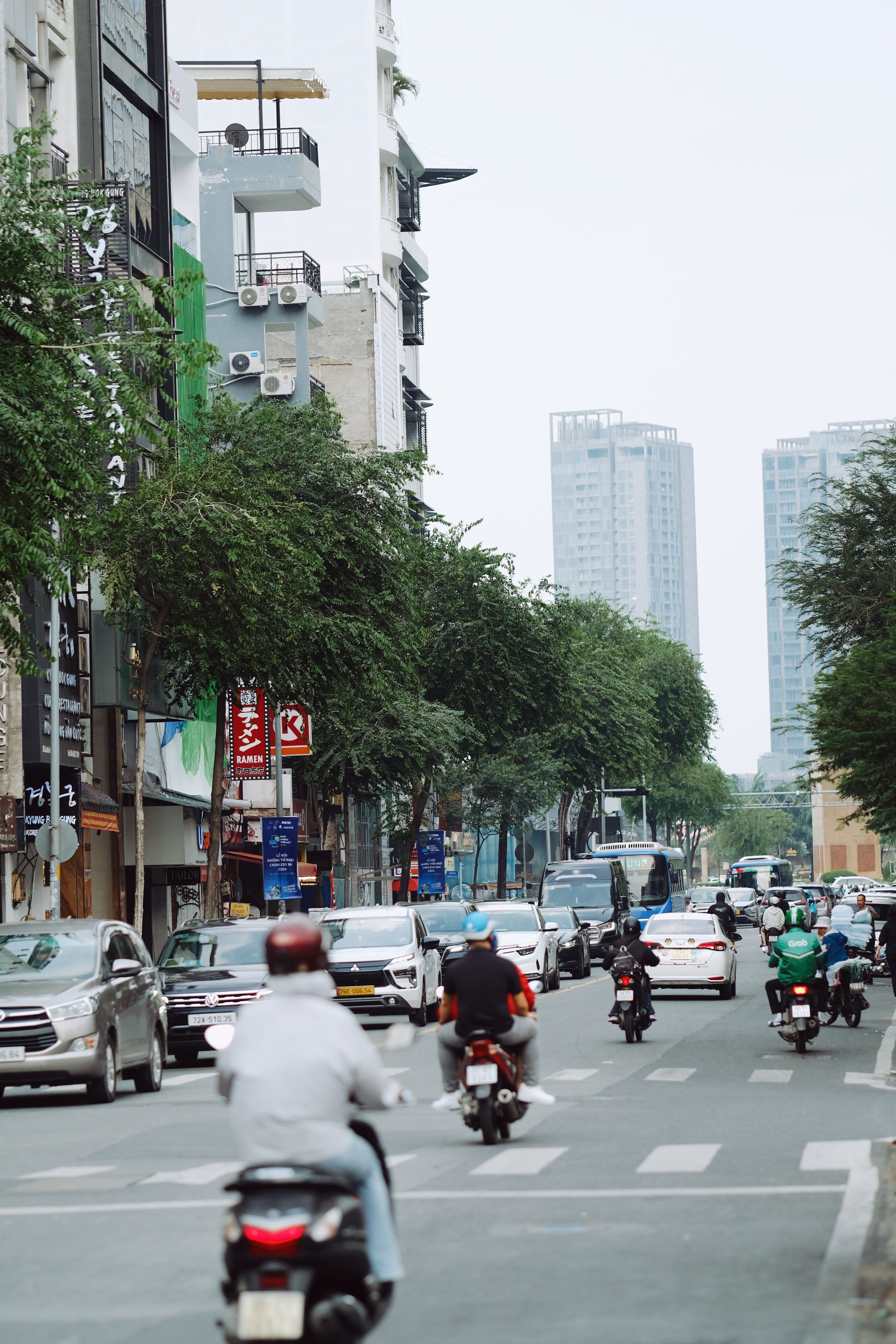 Jalanan Kota Yang Ramai Dengan Sepeda Motor Dan Mobil · Foto Stok Gratis