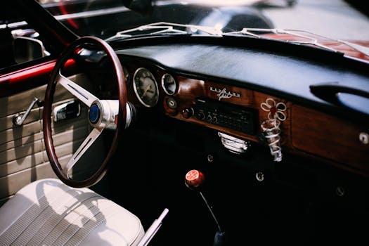 探索以老式方向盘和仪表板为特色的经典汽车内饰的永恒优雅
