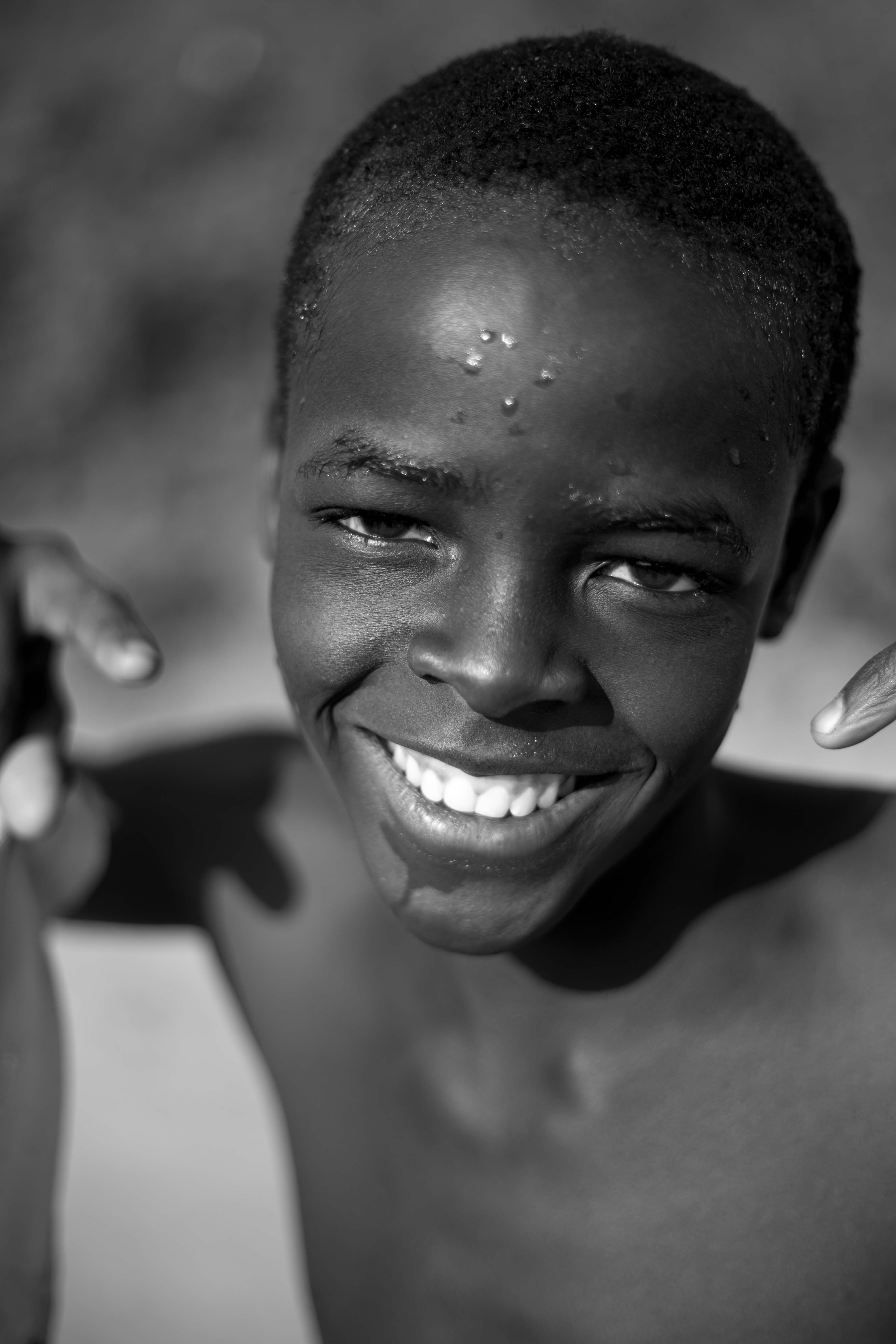 Retrato En Blanco Y Negro De Un Niño Sonriente · Foto de stock gratuita