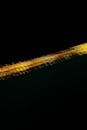动态金色光线条纹在黑色背景上，非常适合抽象主题