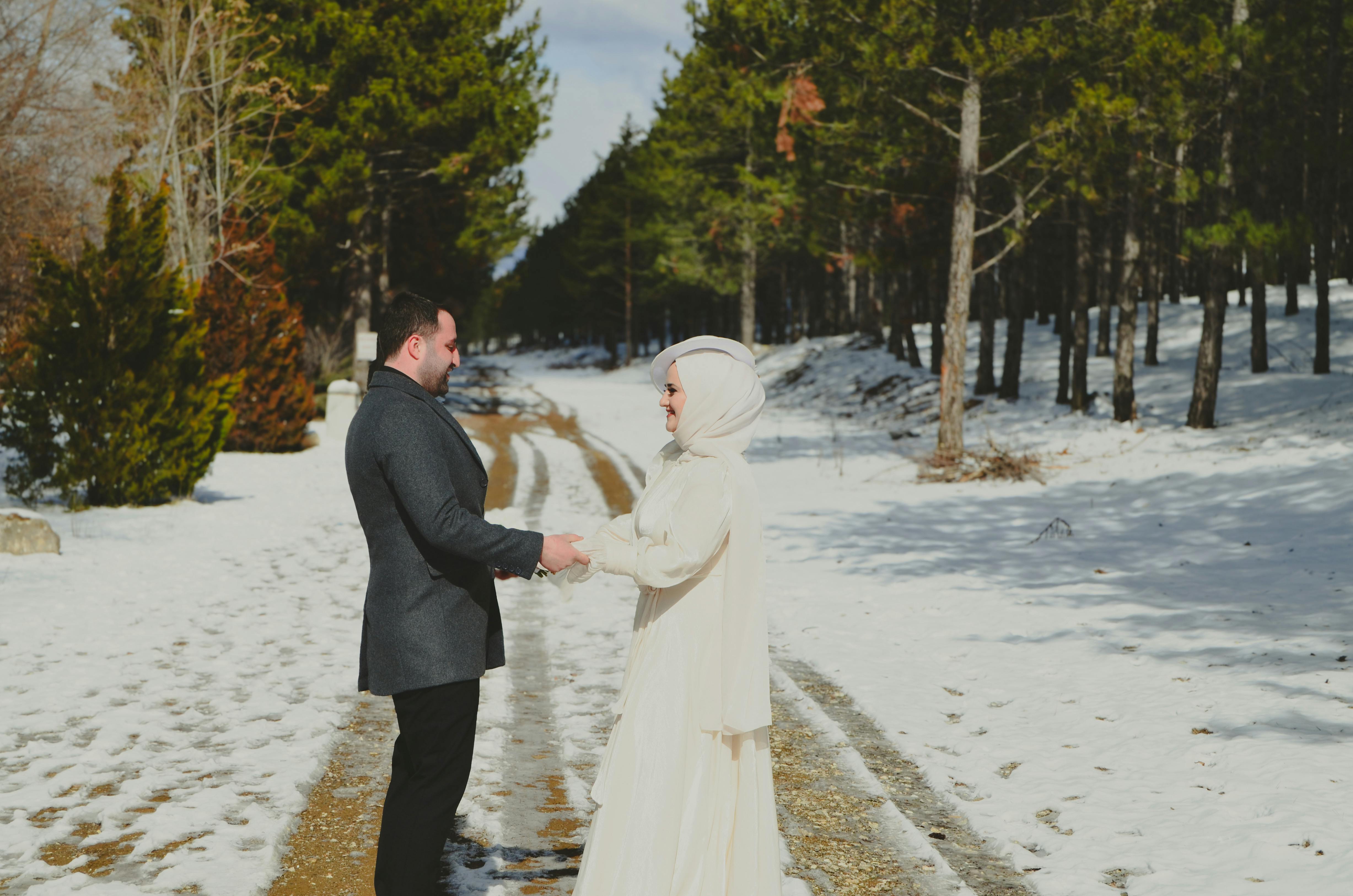 Boğaz manzaralı lüks düğün mekanı, kış bahçesi camekân tavan, kristal avizeler, bordo masa düzenlemeleri ve İstanbul silueti gün batımında