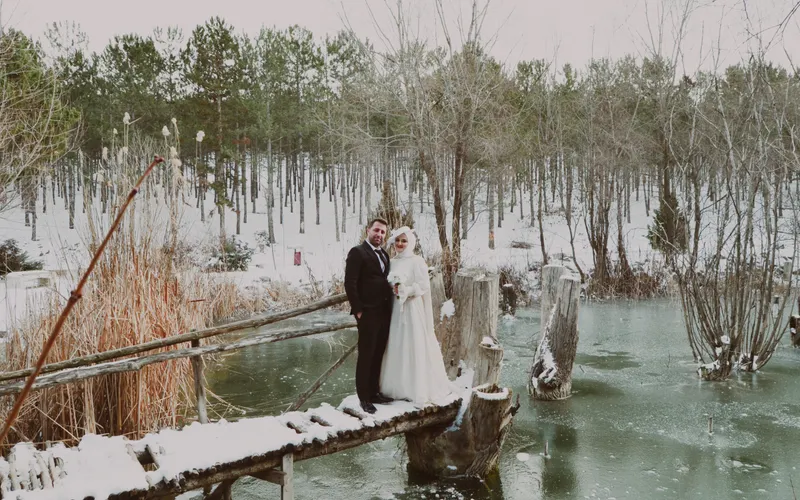 capa terciopelo novia invierno ceremonia fría elegante