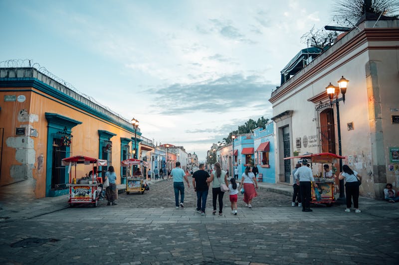 Scène de rue animée à Oaxaca City au crépuscule