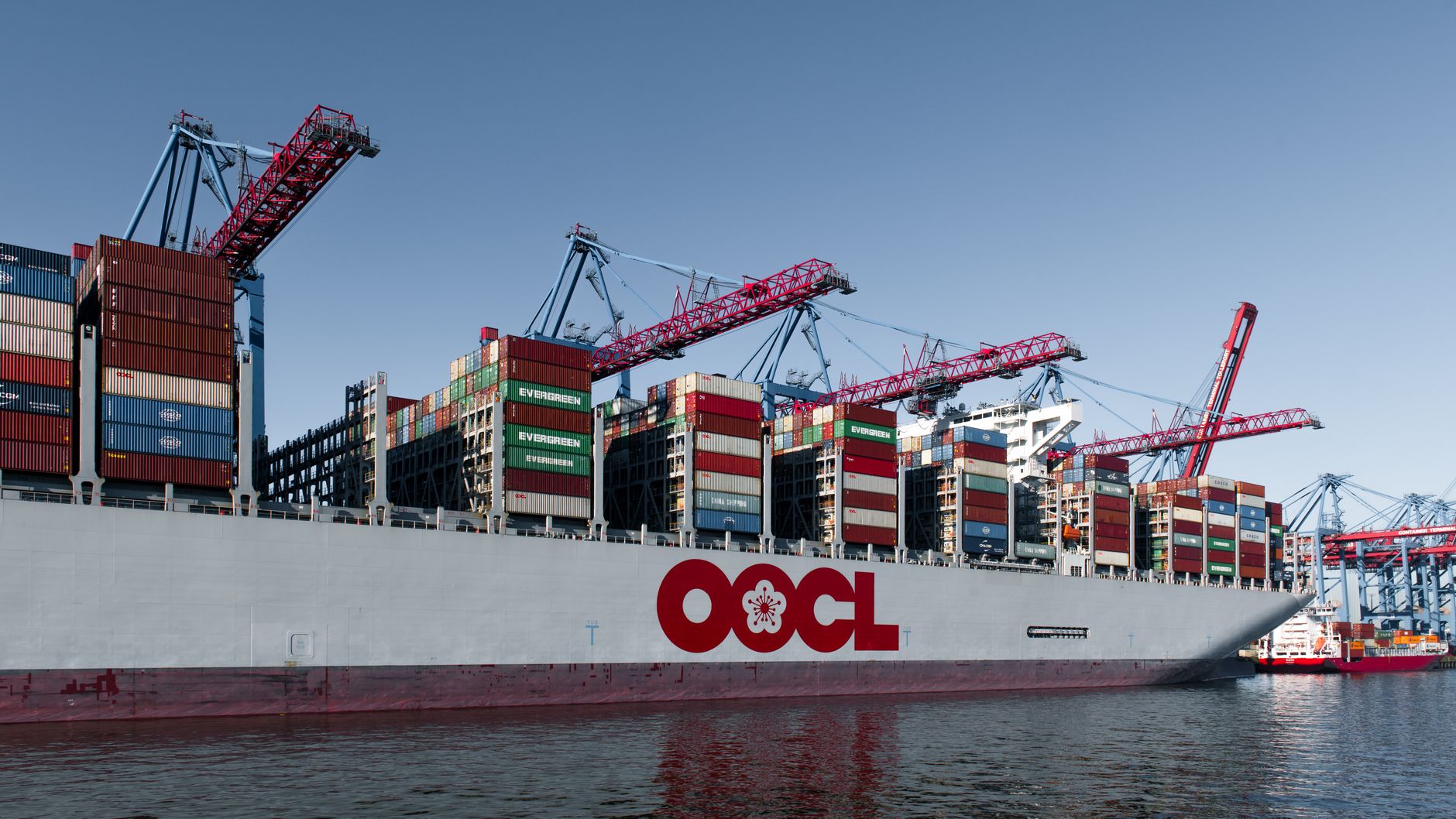 Containerschiff im Hafen als Symbol für deutschen Außenhandel und Exporte