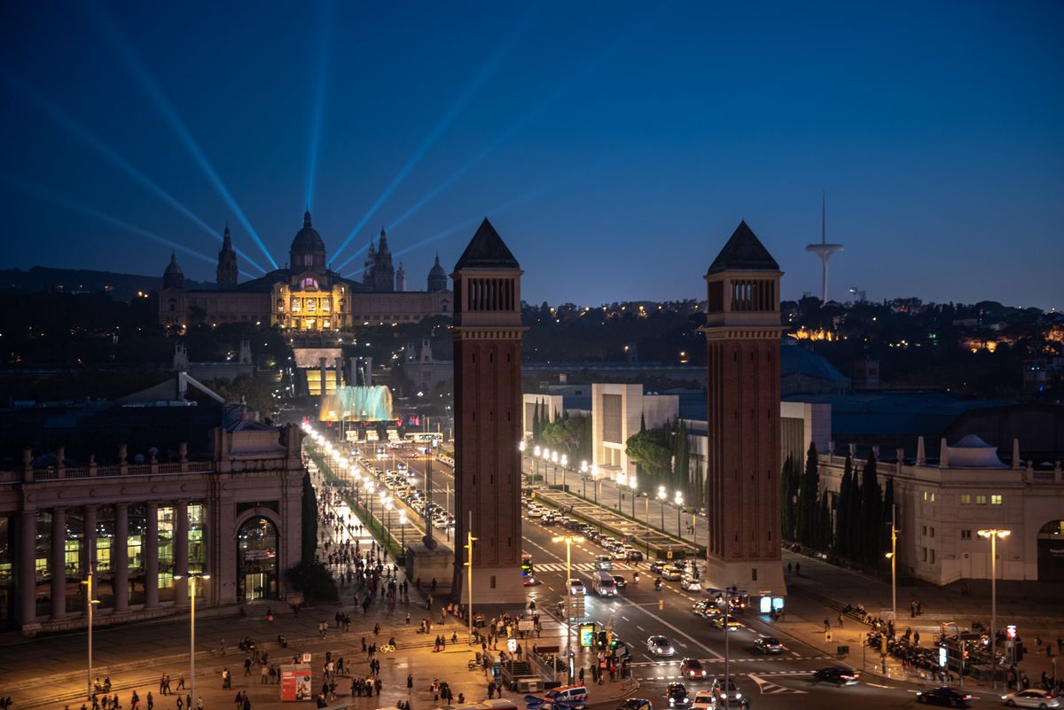 Vista noturna dos arredores de Montjuïc e da Plaça d'Espanya, em Barcelona