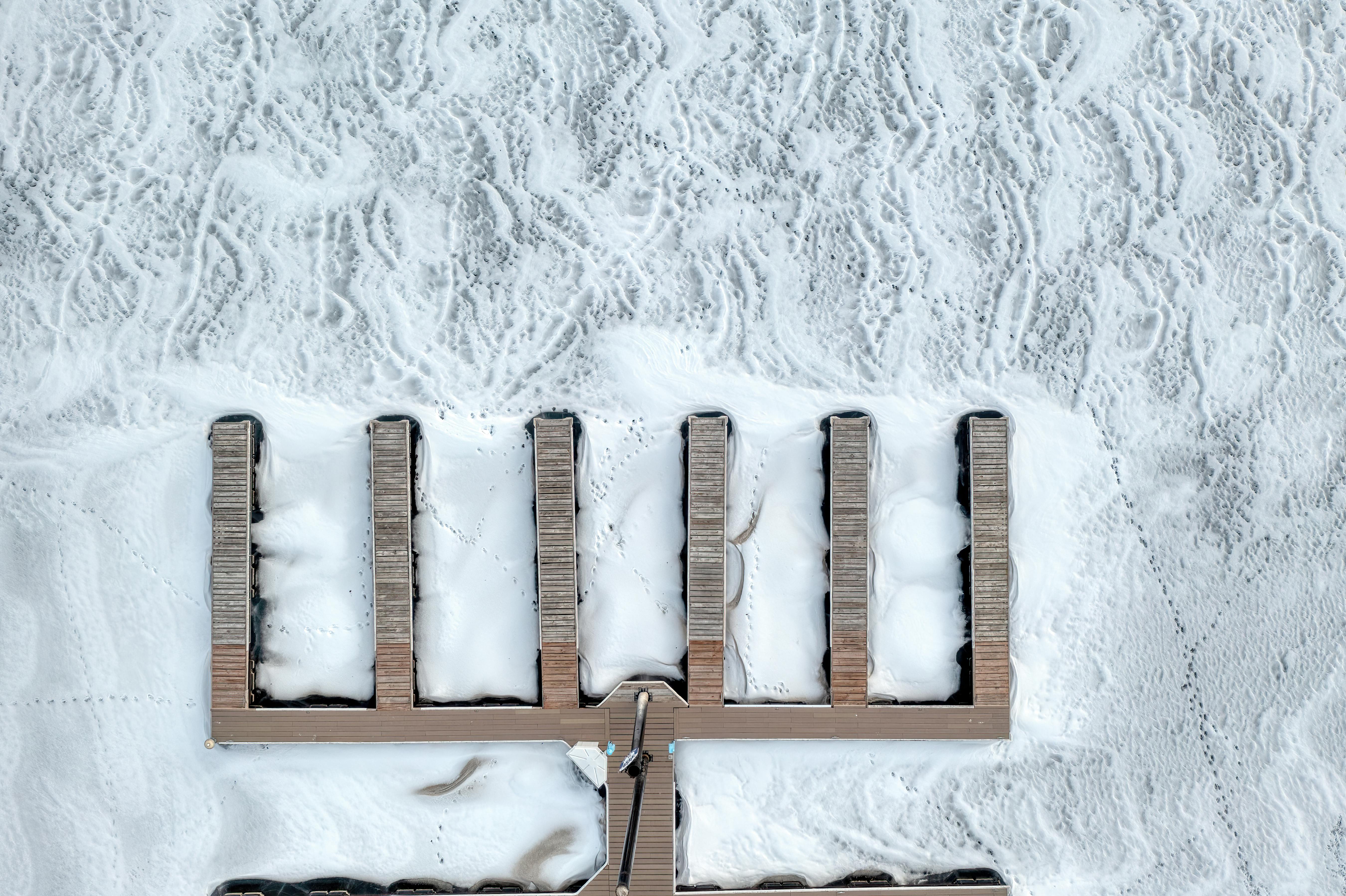 Gratis Toma aérea de un puerto deportivo cubierto de nieve en un lago congelado en Pepin, Wisconsin. Foto de stock