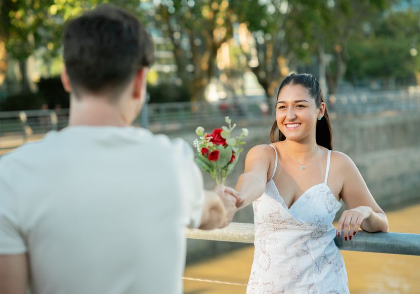 Online dating: starting a conversation on a niche platform
