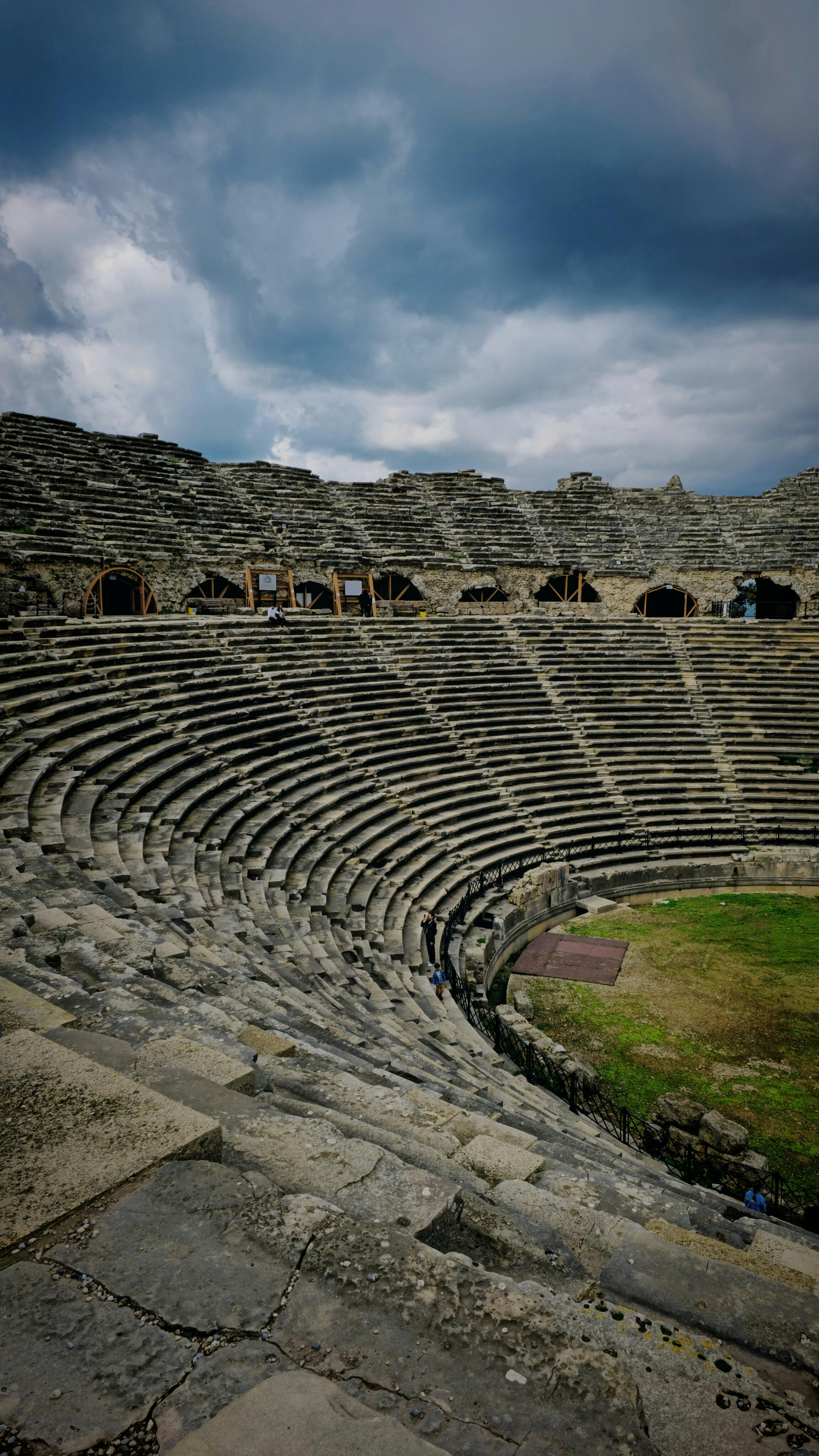 Gratis Vista di uno storico anfiteatro romano con un cielo nuvoloso spettacolare. Foto a disposizione