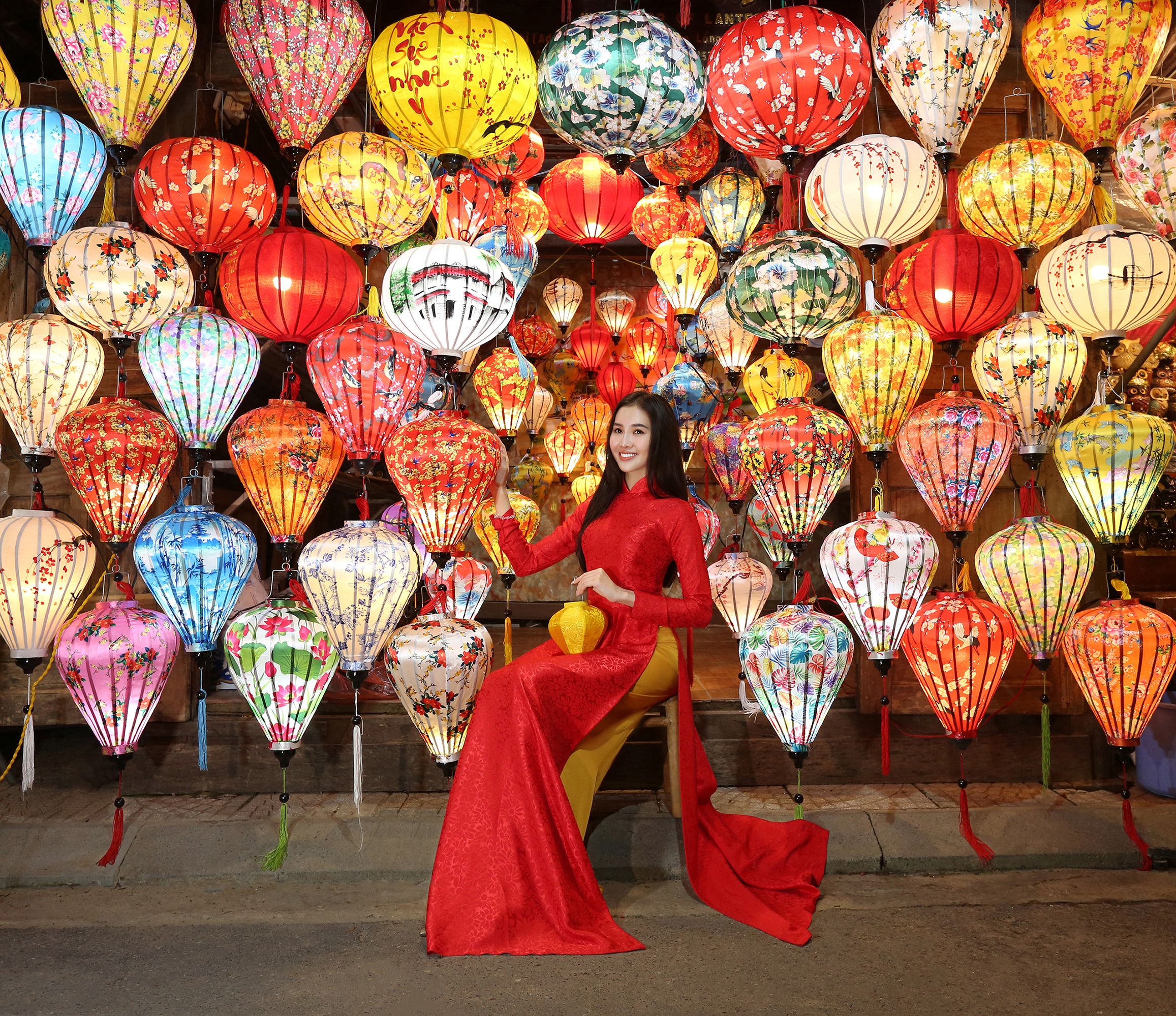 Colorful Lantern Display in Hội An, Vietnam · Free St…
