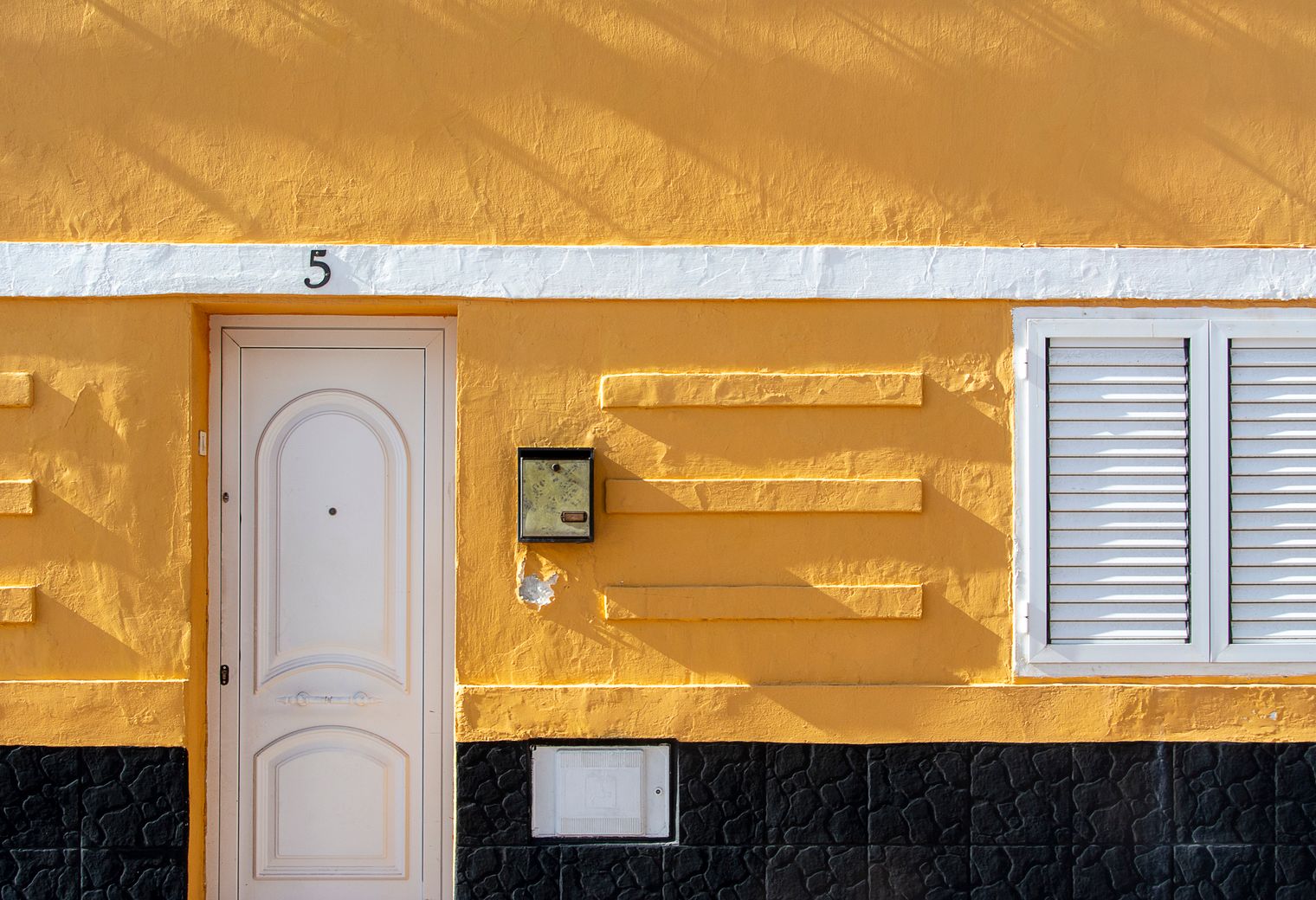 Painters and Decorators in Canary Wharf — a freshly painted, spotless finish