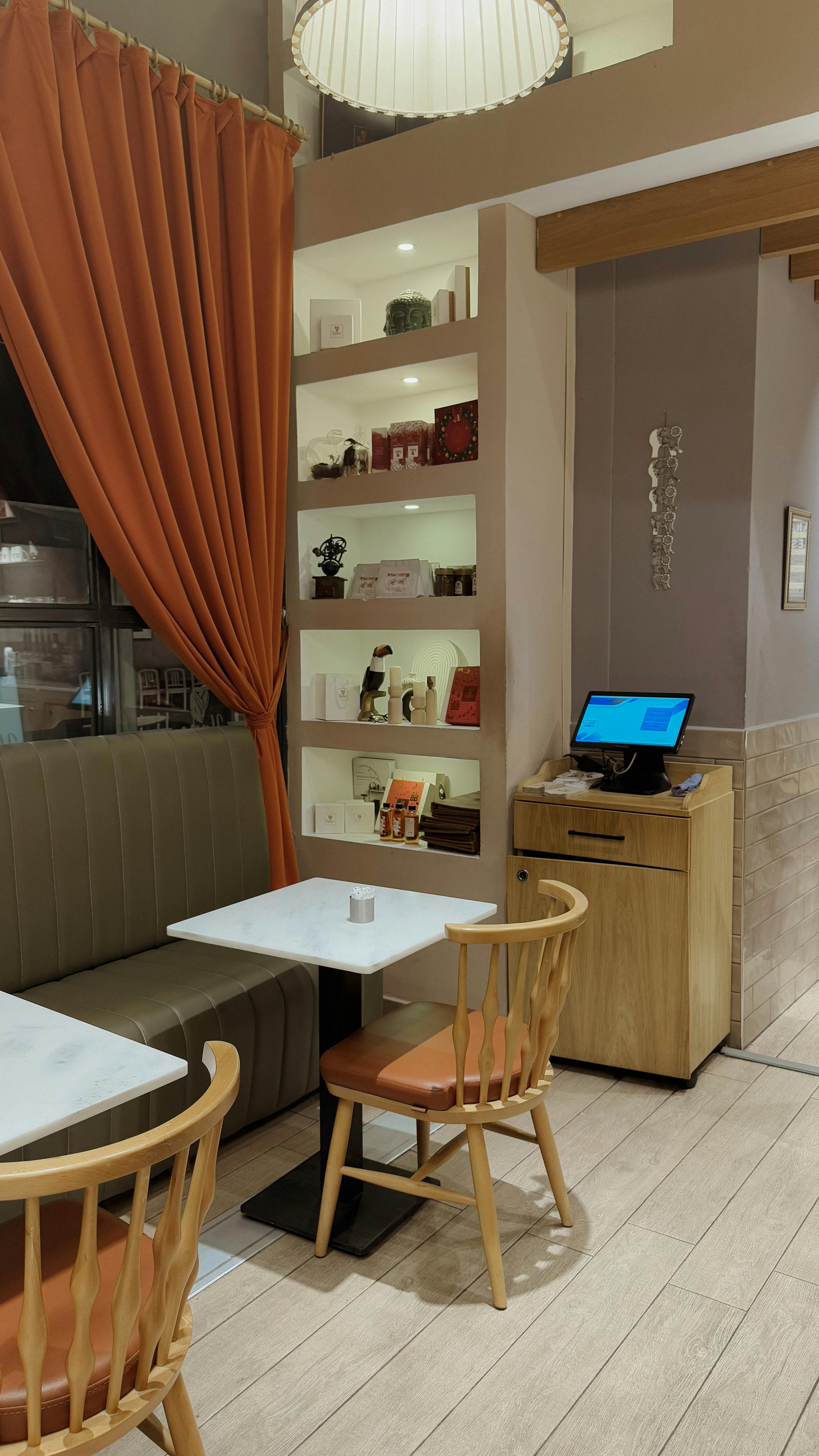 Gratuit Interior cald și primitor al cafenelei, cu decor elegant și aranjamente confortabile pentru scaune. Fotografie de stoc