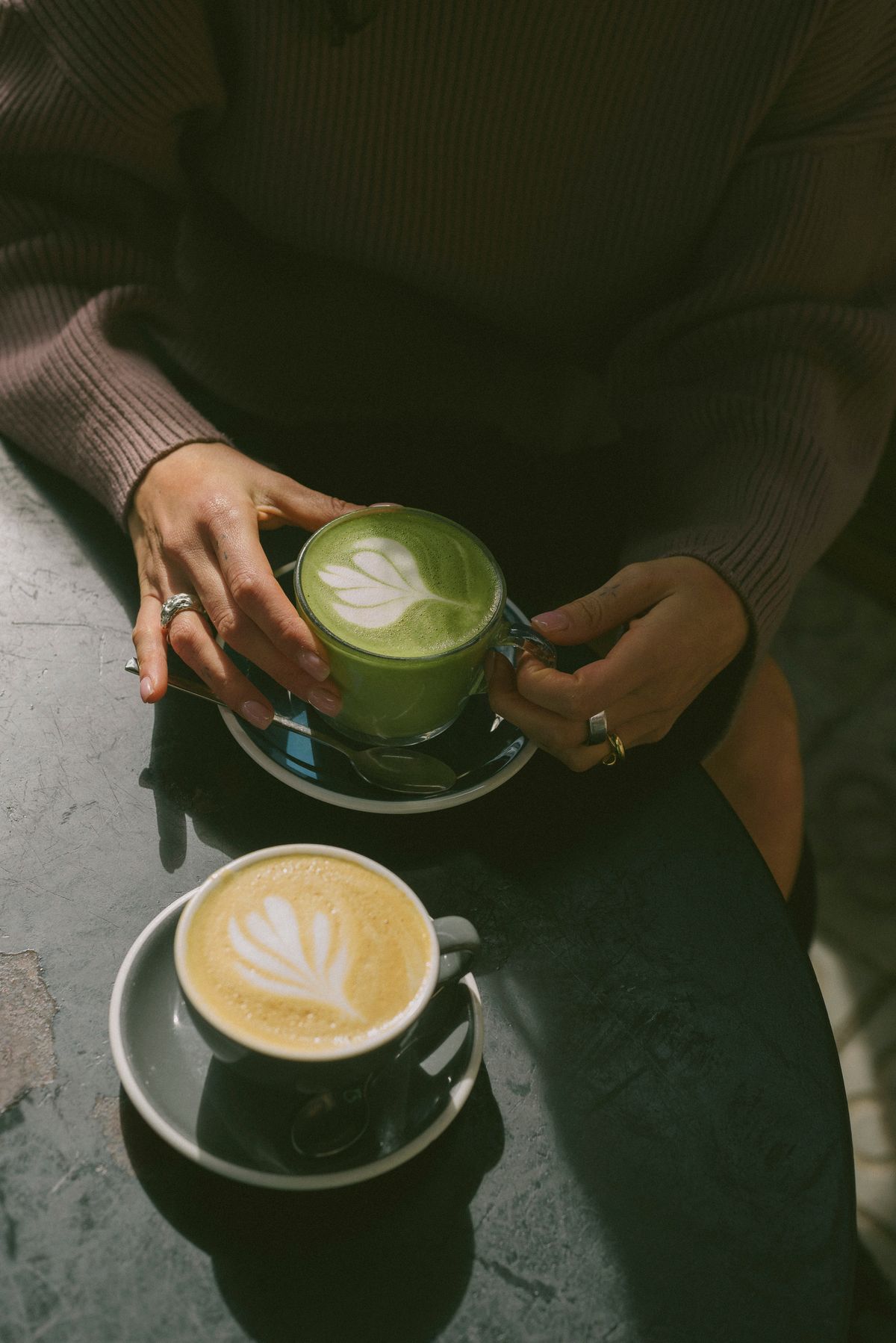 Trois lattes côte à côte : matcha latte vert, Golden latte doré et Ubé latte violet dans des verres transparents