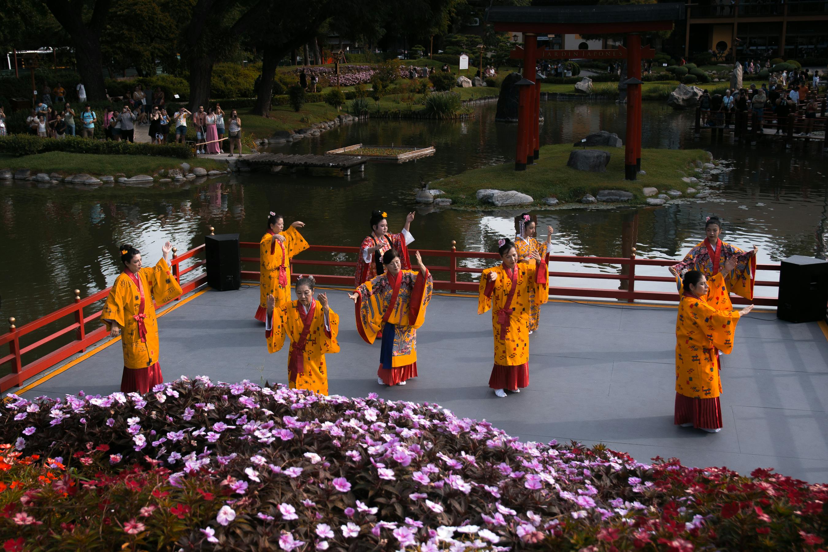 gratis Traditionele Japanse dansvoorstelling in een prachtige tuin. Stockfoto
