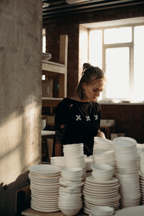 Foto Van Vrouw Die Op Keukengerei Kijkt