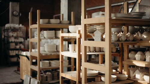 Photo D'ustensiles De Cuisine En Céramique Sur Des étagères