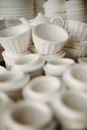 白色陶瓷杯子和碗以极简主义风格艺术排列，展现手工工艺