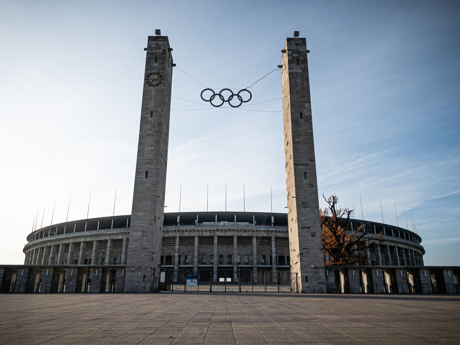 Bir stadyumda sergilenen olimpiyat halkaları