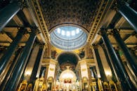 圣彼得堡的喀山大教堂，其华丽的圆顶和内部景色十分壮丽