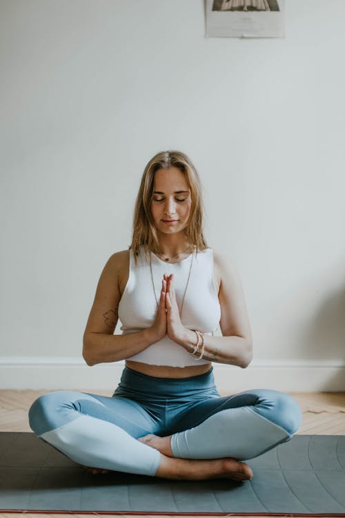 gratis Vrouw Die Yoga Binnen Een Kamer Doet Stockfoto