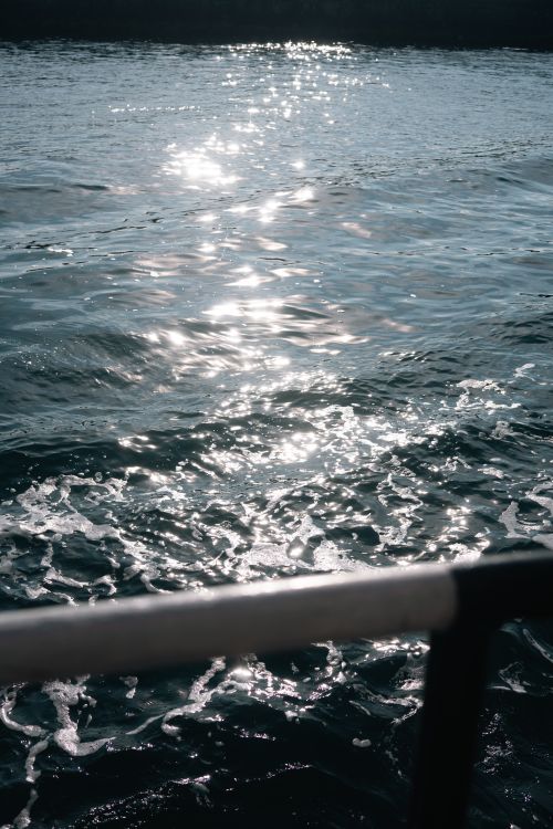Free Sunlight reflecting on ocean waves, creating a serene and sparkling effect. Stock Photo