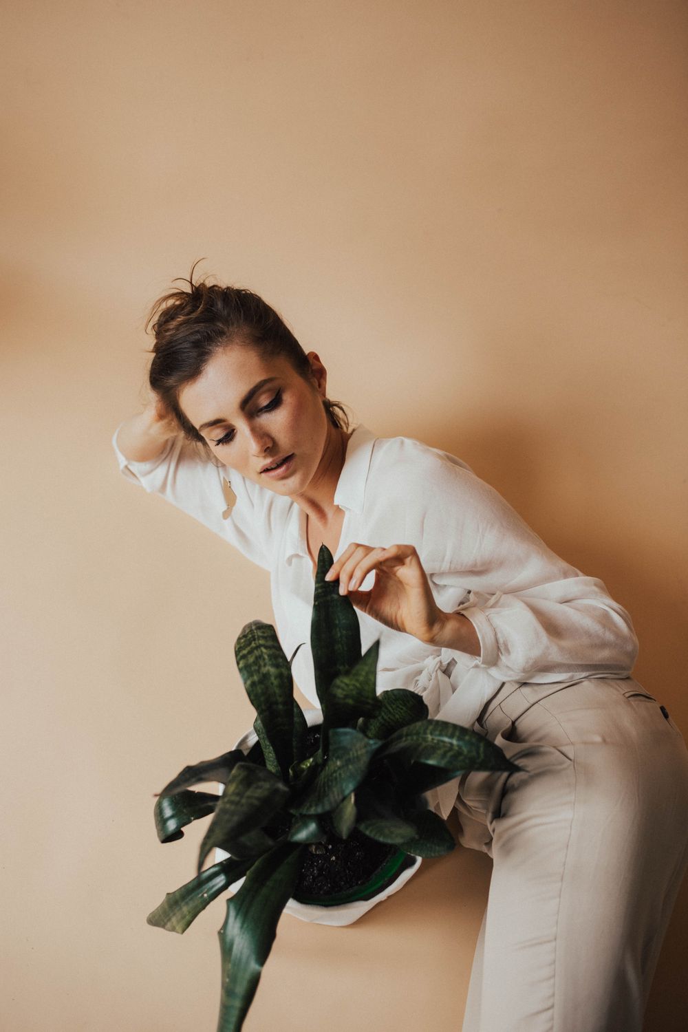 Portrait éditorial, chemise blanche et plante verte