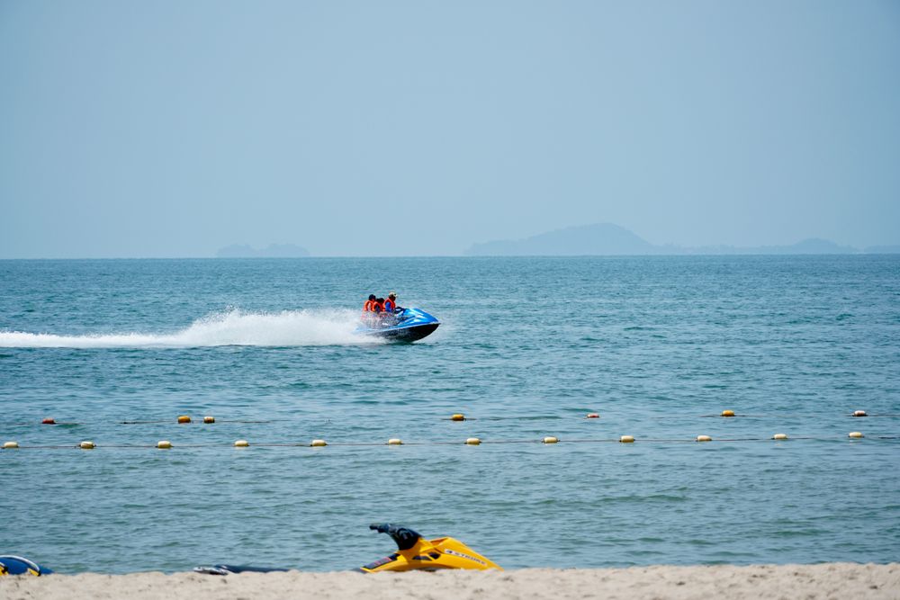 Jet ski em navegação no mar