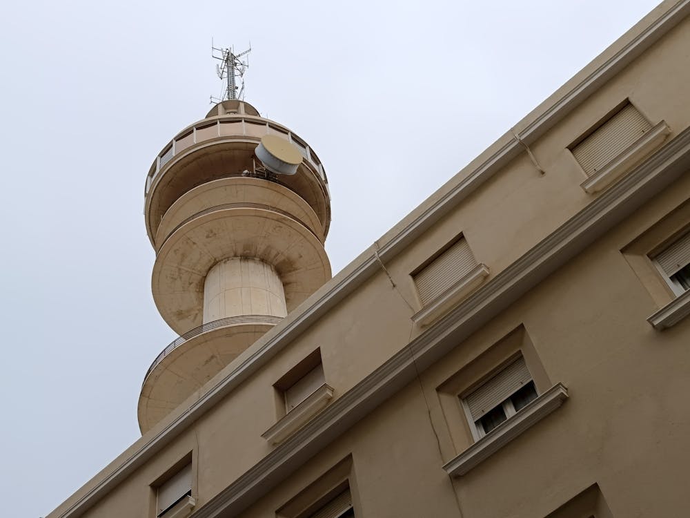 Eesta torre observa la ciudad con la misma curiosidad que los antiguos vigías