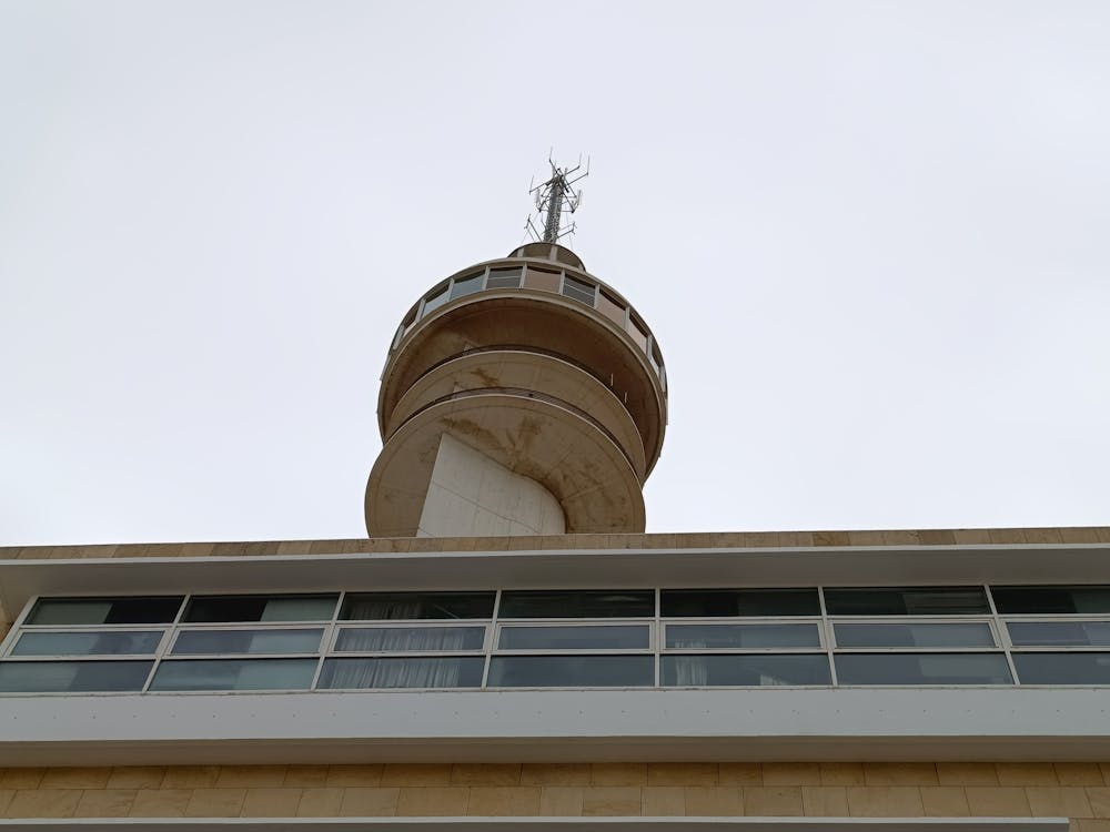 Desde aquí, la ciudad se despliega con su esencia marinera y su espíritu eterno
