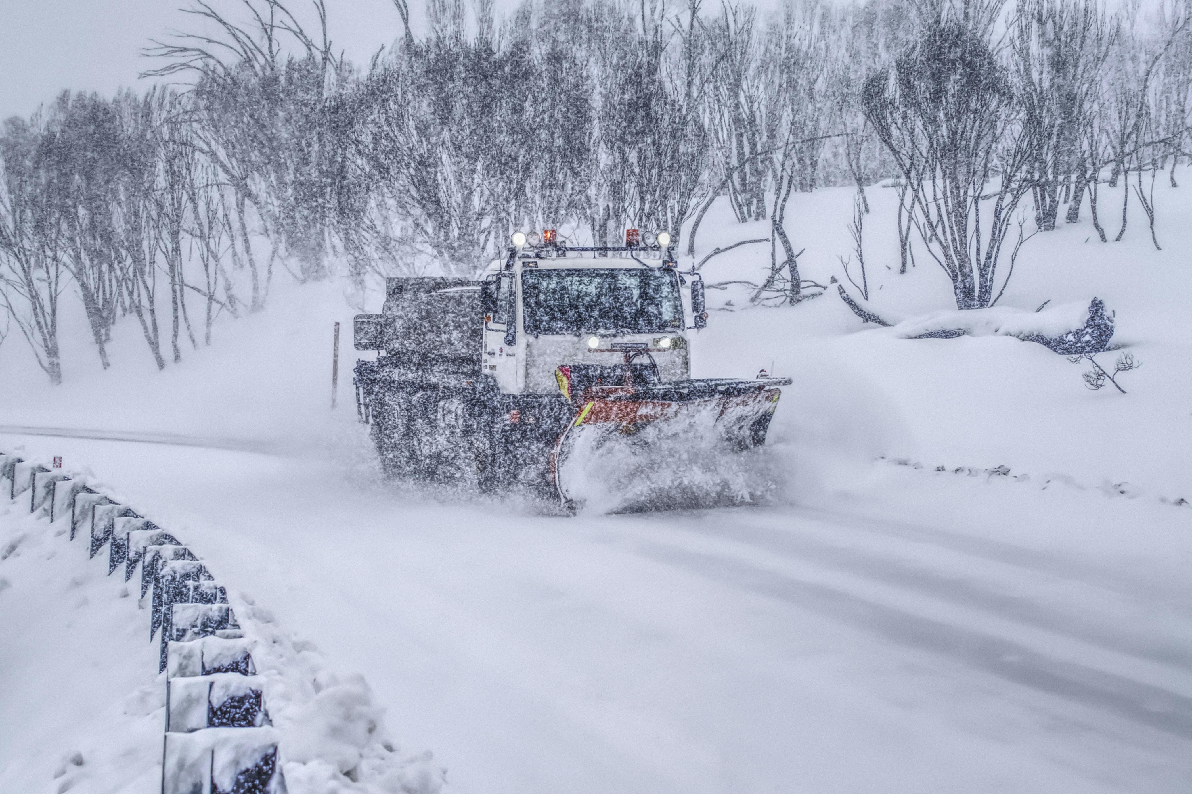 Räumfahrzeug im Wintereinsatz bei Neuschnee