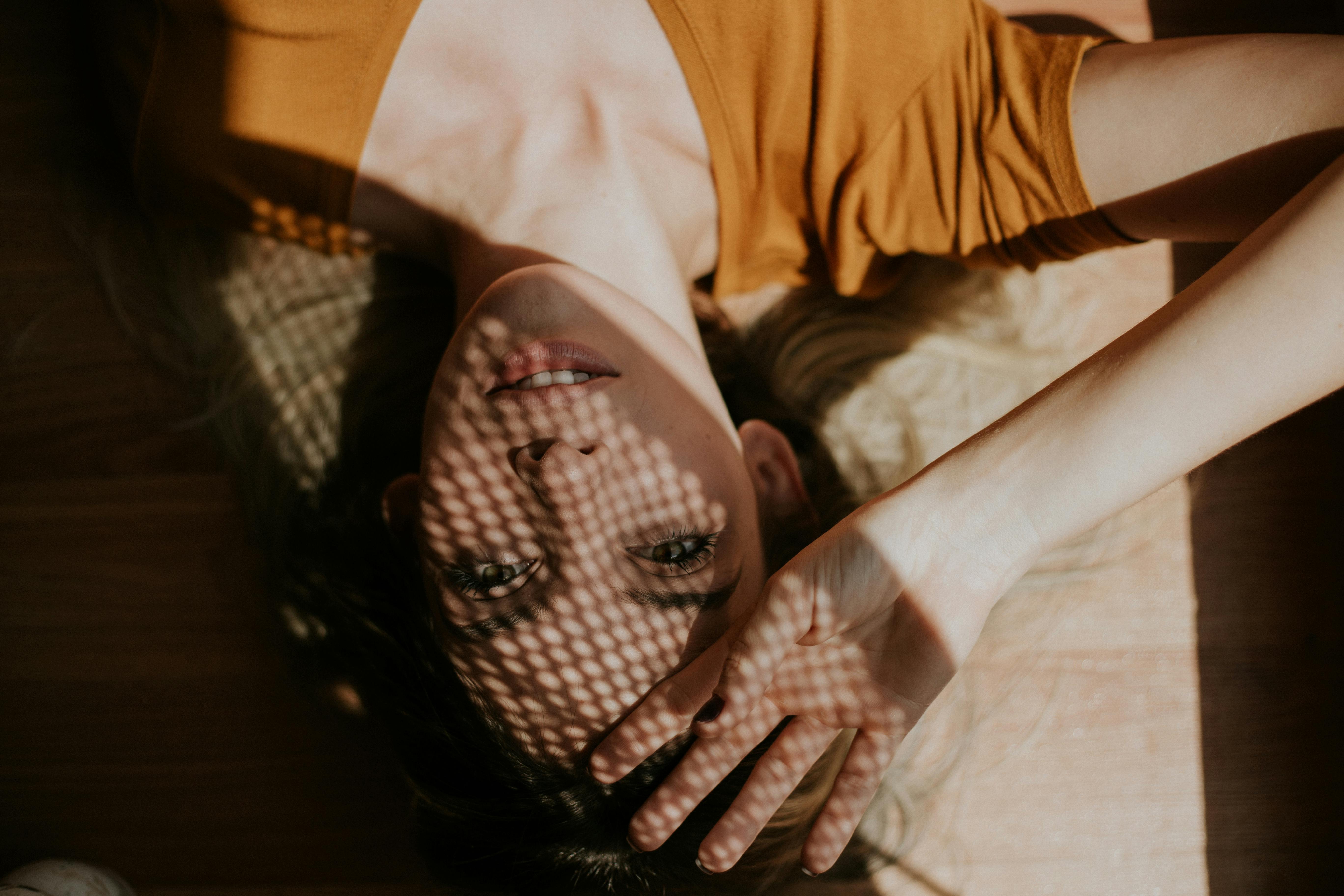 grátis Mulher Vestindo Camiseta Laranja Com Decote Redondo Foto profissional