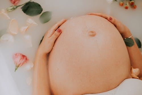 無料 浴槽に座っている妊婦 写真素材