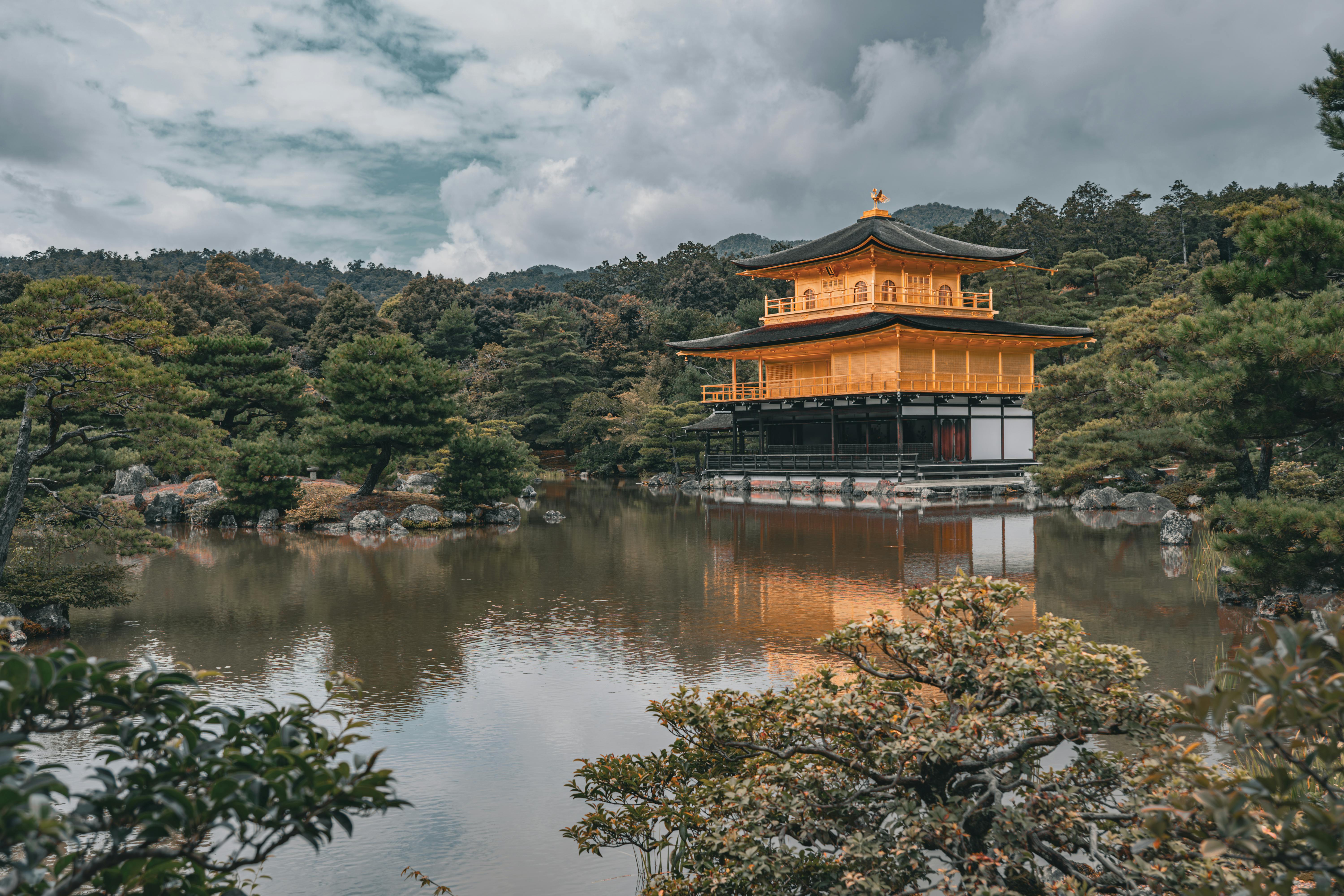 Pavillon d'or Kinkaku-ji à Kyoto recouvert de feuilles d'or au-dessus de son étang