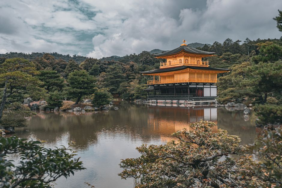 Pavillon d'or Kinkaku-ji à Kyoto recouvert de feuilles d'or au-dessus de son étang