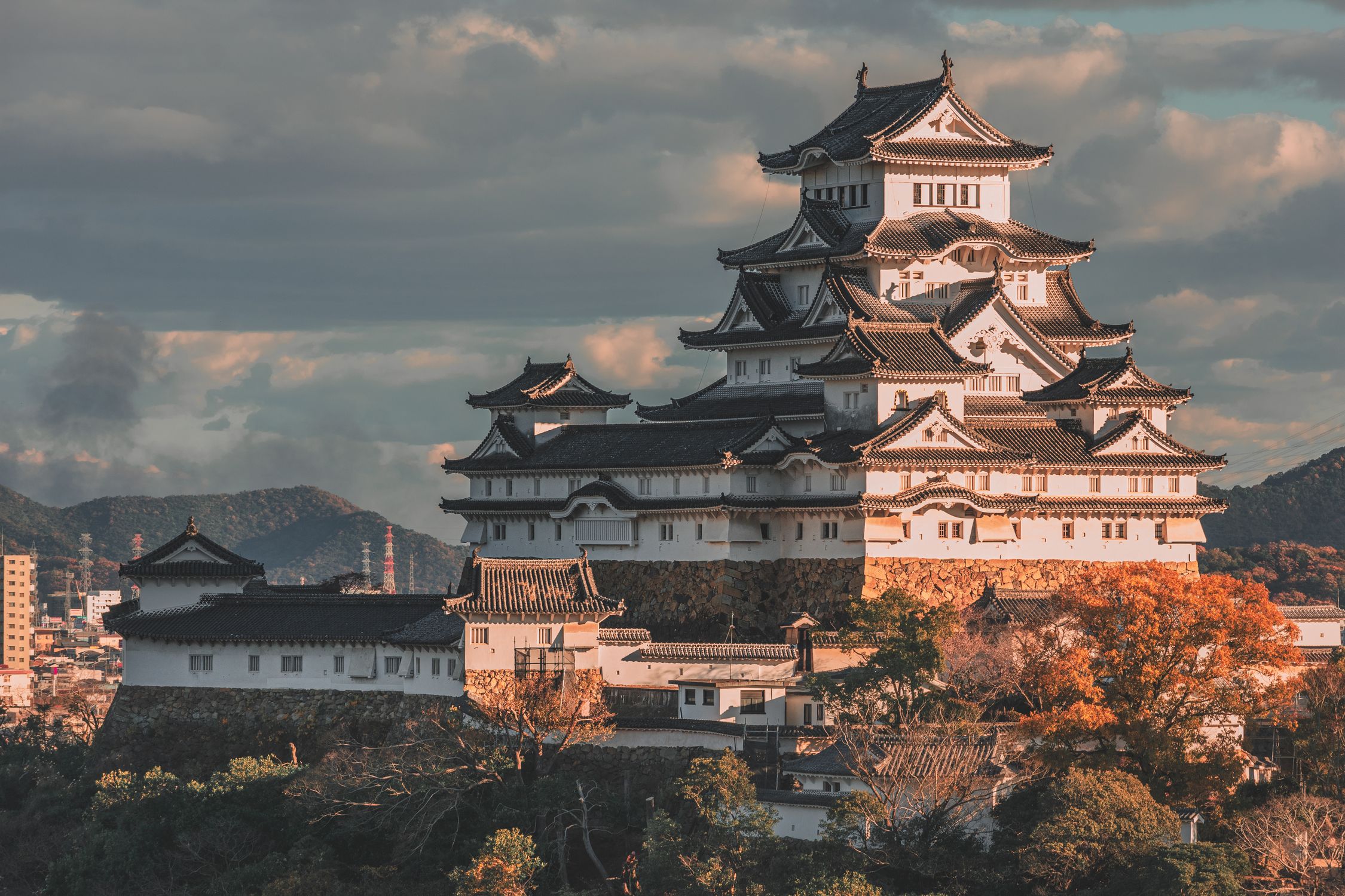 Le Magnifique Château De Himeji Sous La Lumière De L'automne · Photo ...