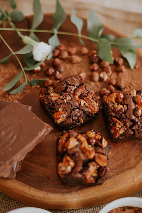 Foto De Brownies Em Laje De Madeira