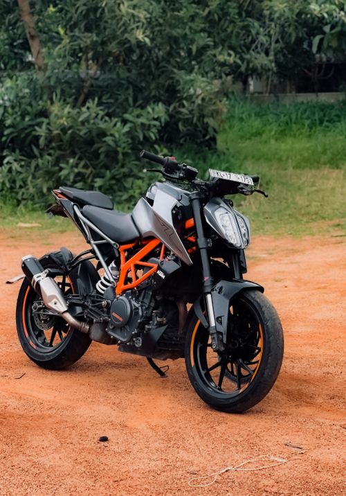 Free A sleek sport motorcycle parked on an outdoor dirt patch in India. Stock Photo