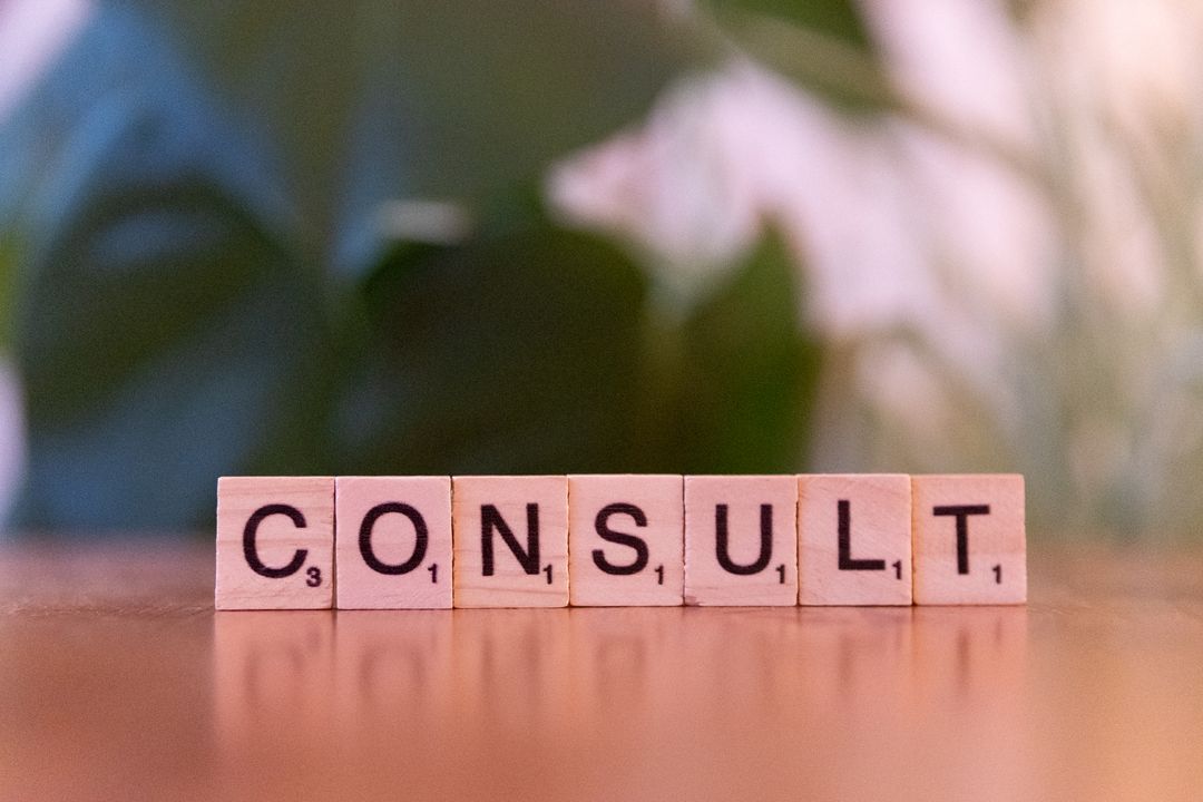 seo consulting services - SEO consultant mapping a website architecture audit for a Saudi business