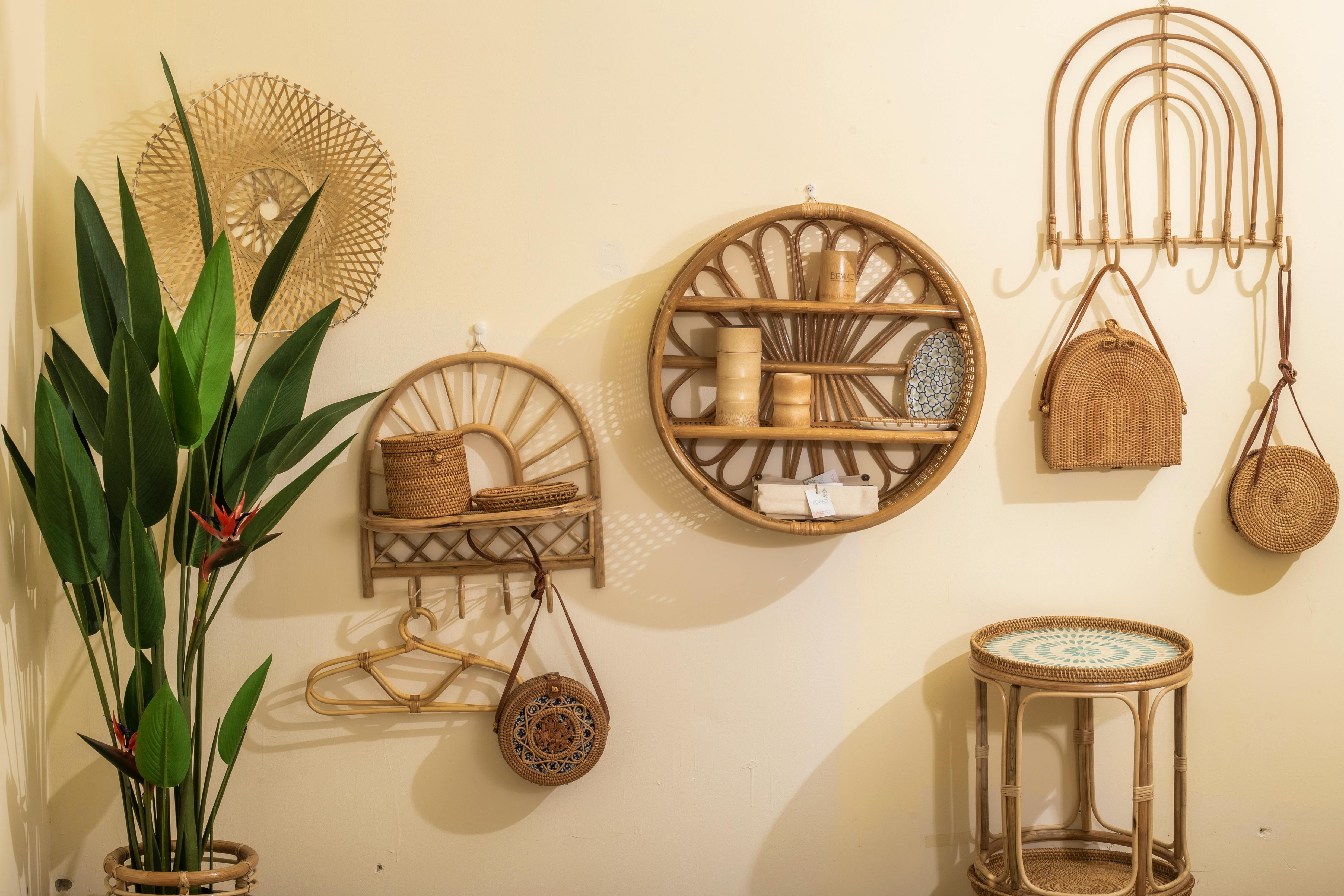 Décoration bambou et plante dans un salon chaleureux, décoration murale naturelle en paille