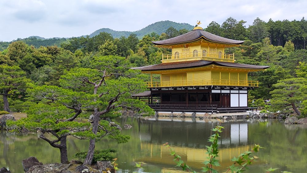 Templo Kinkaku-ji (Pabellón Dorado) reflejado en el estanque de su jardín, Kioto